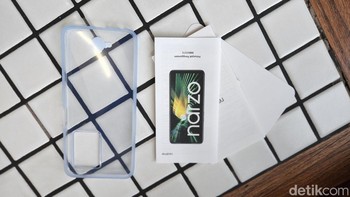 Silicon case dan buku petunjuk. Foto: Adi Fida Rahman/detikINET