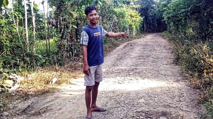 Rifi Yanuar Fajar (24) menunjukan lokasi ia berhadapan dengan hewan diduga Harimau Jawa di Hutan Sirade.