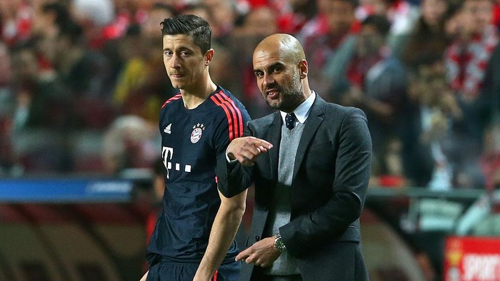 LISBON, PORTUGAL - APRIL 13:  Josep Guardiola, head coach of Muenchen talks to his player Robert Lewandwowski during the UEFA Champions League quarter final second leg match between SL Benfica and FC Bayern Muenchen at Estadio da Luz on April 13, 2016 in Lisbon, Portugal.  (Photo by Alexander Hassenstein/Bongarts/Getty Images)