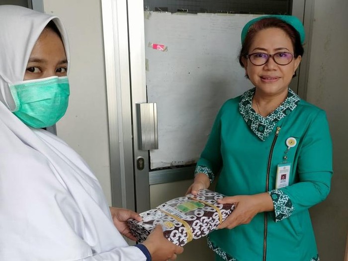 RSUP Dr Sardjito menerima 50 kain jarik sebagai penutup jenazah pasien kanker anak. Dengan demikian, jenazah mereka bisa diantar ke rumah duka dengan baik.
