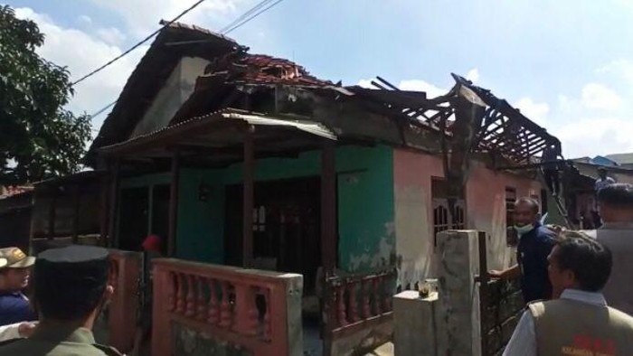 Rumah di Depok ambruk.