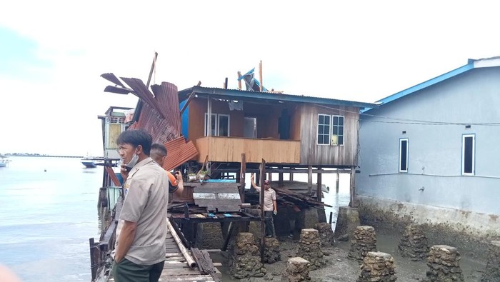 Rumah warga di Bone rusak diterjang angin puting beliung.