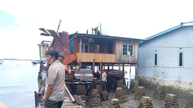 Rumah warga di Bone rusak diterjang angin puting beliung.