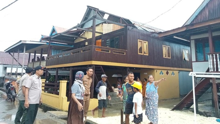 Rumah warga di Bone rusak diterjang angin puting beliung.