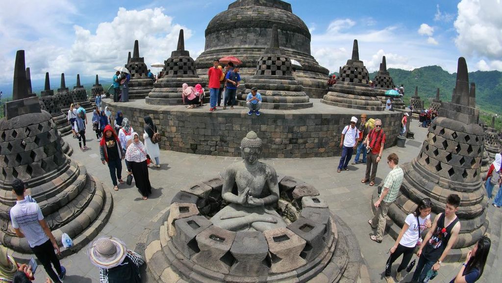 Masukin Tangan ke Stupa Candi Borobudur Bikin Beruntung? Begini Faktanya