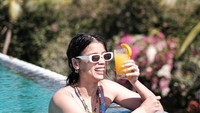 Terakhir ada momennya saat menikmati minuman favorit. Banyak momen yang memperlihatkan ia menikmati jus jeruk.  Foto: Instagram @sabrinachairunnisa_