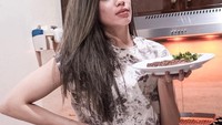 Jauh sebelum menikah, Sabrina Chairunnisa dikenal pandai memasak. Ini salah satu momennya saat membuat steak. Foto: Instagram @sabrinachairunnisa_