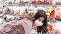Posenya saat berbelanja sayuran di supermarket ini dinilai netizen sudah cocok menjadi ibu rumah tangga. Momennya ini terlihat Sabrina berbelanja paprika. Foto: Instagram @sabrinachairunnisa_
