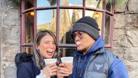 Salah satunya saat momen liburan ini. Sabrina dan Deddy menikmati kopi dari sebuah kafe. Bahkan pose keduanya tampak kompak dengan kumis dari foam di kopi. Foto: Instagram @sabrinachairunnisa_