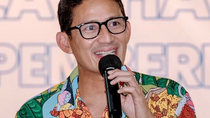 Kemeja Sandiaga Uno curi perhatian.