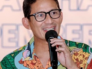 Kemeja Sandiaga Uno Bikin Salfok, Ada Banyak Makanan Nempel