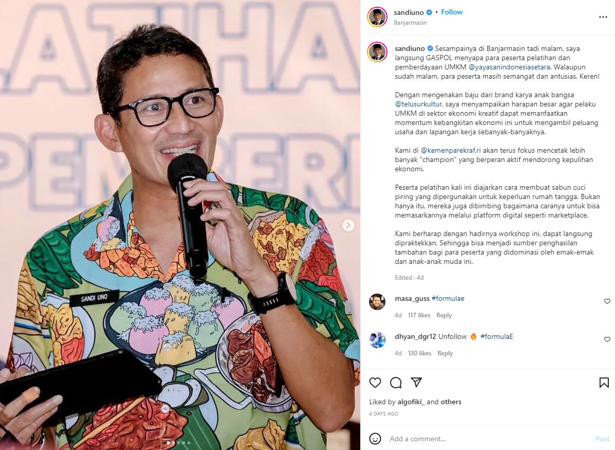 Kemeja Sandiaga Uno curi perhatian.