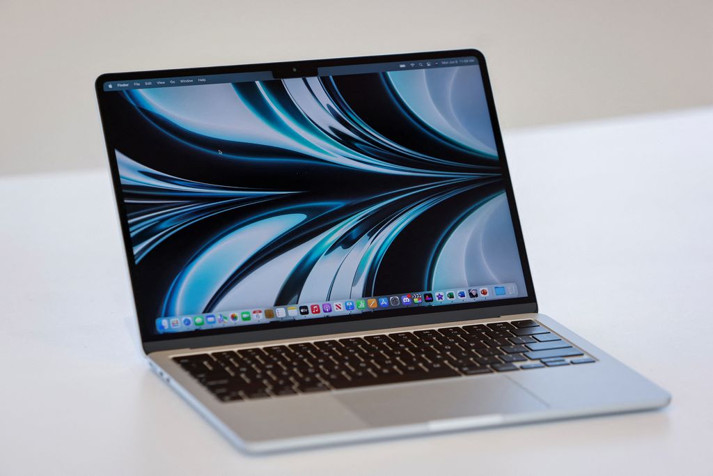 Sebuah chip MacBook Air baru yang menjalankan M2 terlihat ditampilkan selama Konferensi Pengembang Seluruh Dunia tahunan Apple di San Jose, California. (REUTERS/PETER DASILVA)