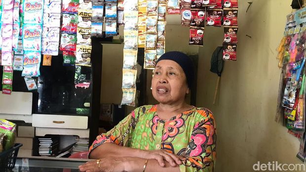 Seorang warga Rosani (67) menceritakan wanita mengaku kesayangan malaikat masuk tanpa izin ke rumah-rumah warga Depok (Dwi R/detikcom)