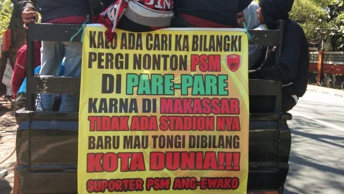Spanduk sindiran Makassar tanpa stadion di mobil pikap yang ditumpangi suporter PSM.