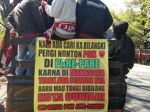 Spanduk sindiran Makassar tanpa stadion di mobil pikap yang ditumpangi suporter PSM.
