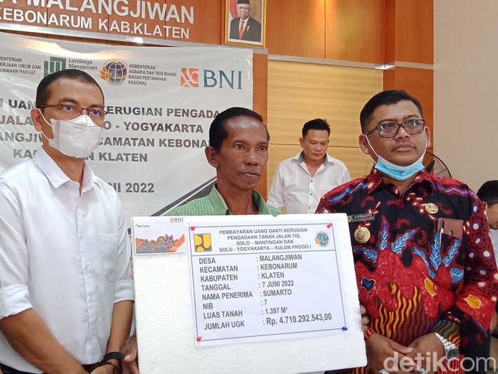 Sumarto menerima UGR tol Rp 4,7 miliar di balai desa Malangjiwan, Kecamatan Kebonarum, Klaten, Selasa (7/6/2022).