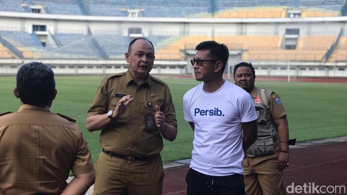 Teddy Tjahjono (baju putih) di Stadion GBLA.