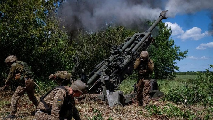 Ukrainian service members fire a shell from a M777 Howitzer near a frontline, as Russias attack on Ukraine continues, in Donetsk Region, Ukraine June 6, 2022. REUTERS/Stringer