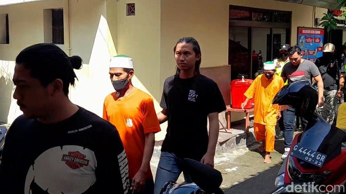 Tersangka petinggi Khilafatul Muslimin di Brebes, Selasa (7/6/2022).