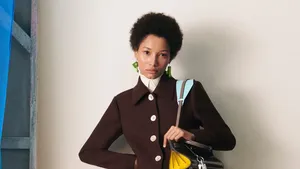 10 Koleksi Tory Burch Resort 2023, Busana ala 60-an Hingga 90-an