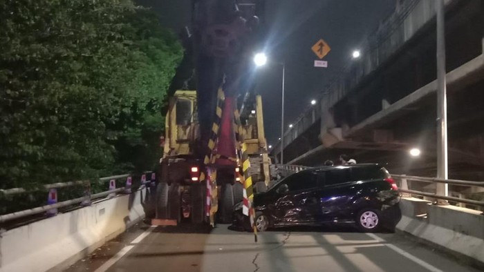 Truk tak kuat nanjak tabrak mobil di belakangnya (dok. TMC Polda Metro)