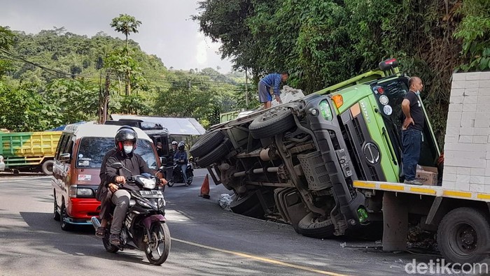 Truk terguling di Cadas Pangeran, Sumedang.