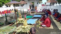 Warga menggelar doa bersama sebelum memulai upacara adat Bekti Pertiwi Pisungsung Jaladri. Foto: Pradito Rida Pertana/detikJateng