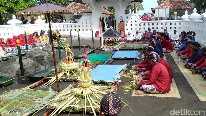 Upacara Adat Bekti Pertiwi Pisungsung Jaladri di Bantul Upacara adat Bekti Pertiwi Pisungsung Jaladri di Pantai Parangkusumo, Kapanewon Kretek, Kabupaten Bantul, DIY, Selasa (7/6/2022).