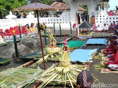 Snapshots Ritual Bekti Pertiwi Pisungsung Jaladri di Pantai Parangkusumo