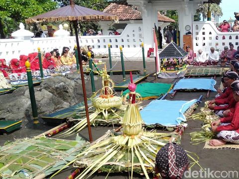 Upacara adat Bekti Pertiwi Pisungsung Jaladri di Pantai Parangkusumo, Kapanewon Kretek, Kabupaten Bantul, DIY, Selasa (7/6/2022).