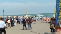 Warga Pedukuhan Mancingan di Kabupaten Bantul, DIY, menggelar upacara adat Bekti Pertiwi Pisungsung Jaladri di Pantai Parangkusumo.  Foto: Pradito Rida Pertana/detikJateng