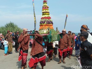 Meriahnya Bekti Pertiwi Pisungsung Jaladri di Pantai Parangkusumo