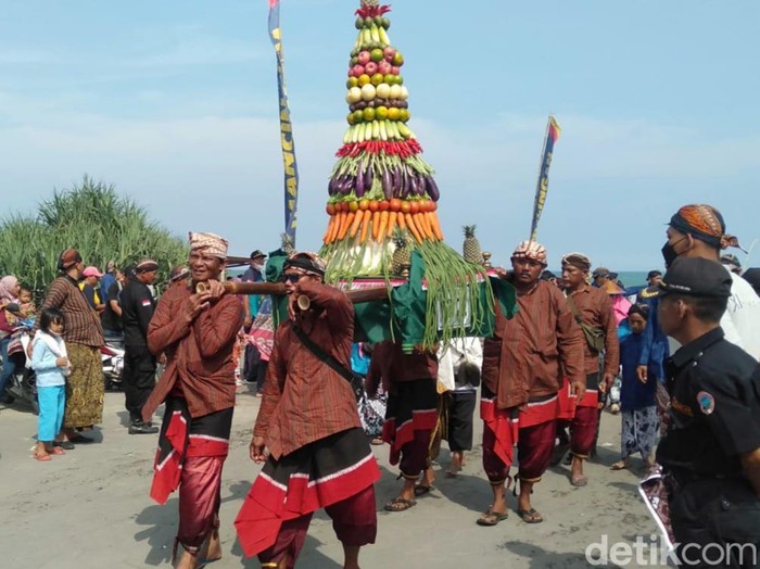 Upacara adat Bekti Pertiwi Pisungsung Jaladri di Pantai Parangkusumo, Kapanewon Kretek, Kabupaten Bantul, DIY, Selasa (7/6/2022).