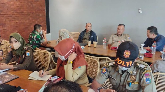 Video sejumlah pasangan pria bermesraan di sebuah kafe di kawasan Pancoran, Jaksel viral di medsos. Polisi bertindak atas peristiwa tersebut. (dok Polsek Pancoran)