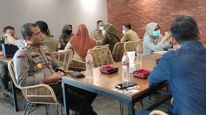 Video sejumlah pasangan pria bermesraan di sebuah kafe di kawasan Pancoran, Jaksel viral di medsos. Polisi bertindak atas peristiwa tersebut. (dok Polsek Pancoran)