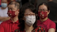 Orang tua siswa mengantarkan anaknya untuk ikut ujian masuk perguruan tinggi.