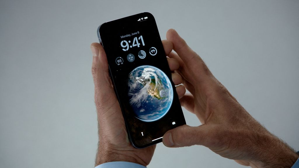 Wakil Presiden Senior Rekayasa Perangkat Lunak Apple Craig Federighi menampilkan layar kunci iOS 16 yang didesain ulang dalam gambar diam ini dari video utama yang memulai WWDC22 di Cupertino, California, AS yang dirilis 6 Juni 2022. (via REUTERS/APPLE INC) Wakil Presiden Senior Rekayasa Perangkat Lunak Apple Craig Federighi menampilkan layar kunci iOS 16 yang didesain ulang dalam gambar diam ini dari video utama yang memulai WWDC22 di Cupertino, California, AS yang dirilis 6 Juni 2022. (via REUTERS/APPLE INC)