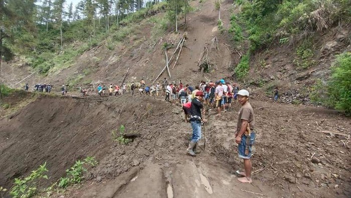 Warga di Tana Toraja gotong royong membersihkan material longsor.