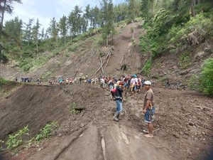 2 Pekan Tutup Jalan, Material Longsor di Toraja Dibersihkan Warga