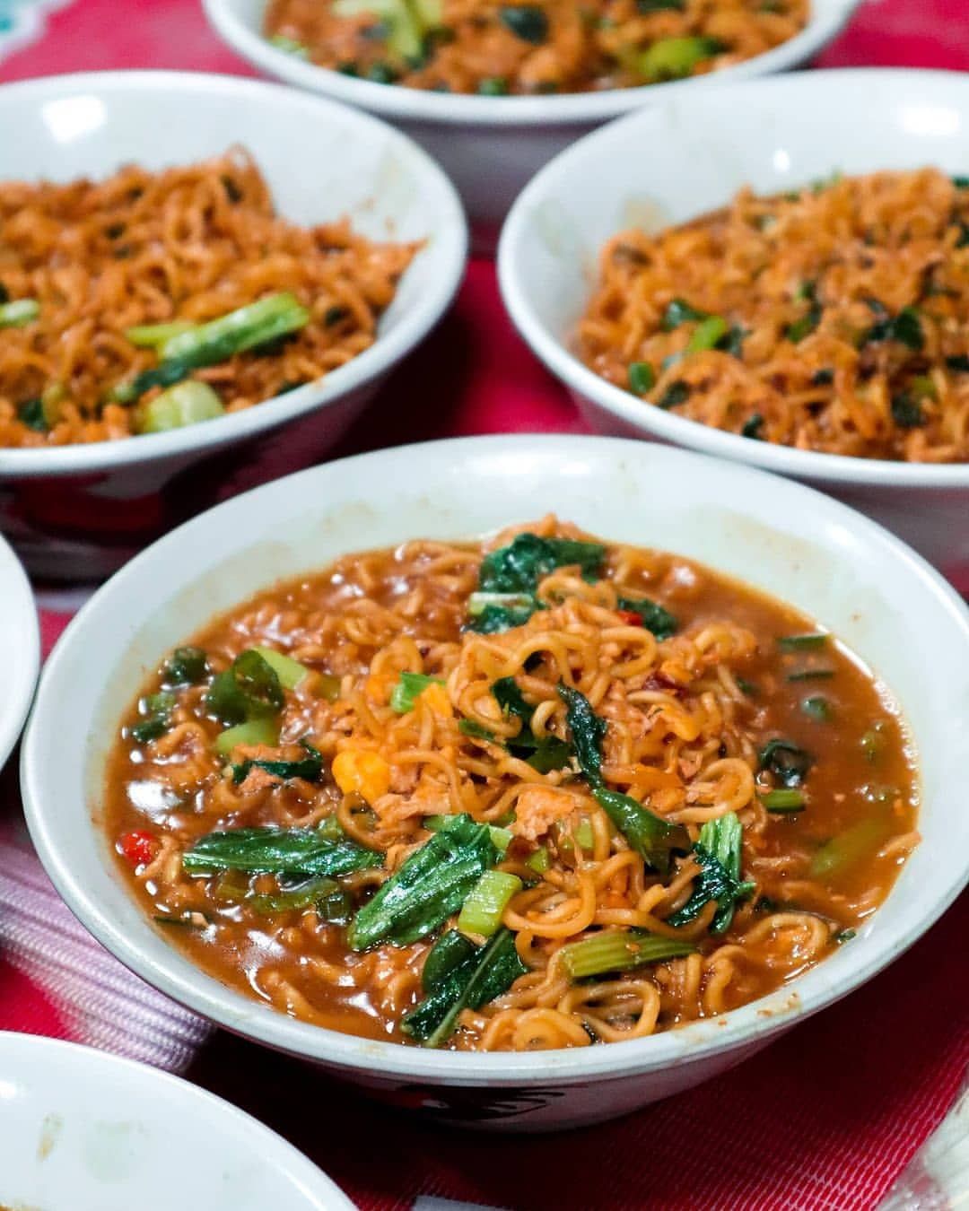 Warmindo di Indonesia yang tawarkan kreasi Indomie lezat.