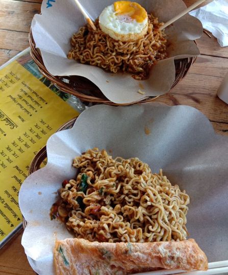 Warmindo di Indonesia yang tawarkan kreasi Indomie lezat.