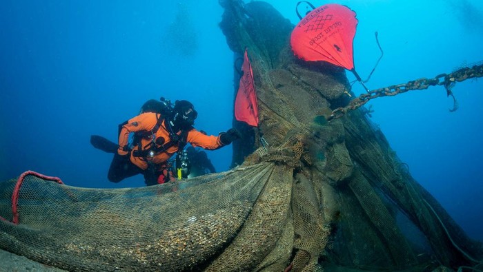 Wow! Penampakan Jaring 'Hantu' di Dasar Laut Yunani Penyelam dari kelompok lingkungan Ghost Diving mengangkut jaring yang dijuluki jaring 'hantu' di lepas pulau Ithaca, Yunani. Seperti apa penampakannya?