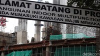 Pekerja tengah melakukan pembangunan bangunan Venue FIBA World Cup 2023 di kawasan Senayan, Jakarta, Selasa (7/6/2022).