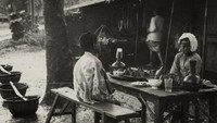 Warkop atau warung kopi ternyata sudah eksis sejak puluhan tahun lalu di Indonesia. Seperti warung kopi sederhana di Jawa, yang diambil tahun 1930 ini. Minuman masih disajikan dalam kendi, lengkap dengan makanan yang dibungkus daun pisang. Foto: Instagram @perfectlifeid & @nederlands_indie