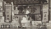 Mampir ke Batavia, atau dikenal sebagai Jakarta sekarang, penjual makanan di sana lebih beragam. Ini potret penjual minuman teh hingga es lemon di salah satu restoran China di sana. Foto ini diambil tahun 1926. Foto: Instagram @perfectlifeid & @nederlands_indie