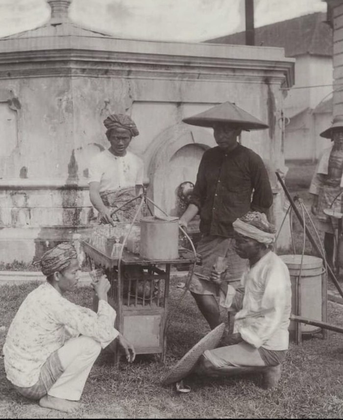 10 Potret Jadul Penjual Daging hingga Rujak Buah di Era 1900-an