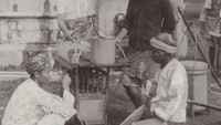 Masih di seputar Batavia pada tahun 1900. Dulu belum ada gerai minuman, atau kafe yang bisa dijangkau pribumi. Sehingga penjual minuman es lemon keliling ini cukup populer pada masanya. Foto: Instagram @perfectlifeid & @nederlands_indie