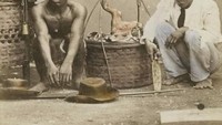 Disebut diambil pada tahun 1867, foto berusia ratusan tahun ini menunjukkan potret penjual daging babi, yang memasakan dagangannya dengan dipikul dan berkeliling. Foto: Instagram @perfectlifeid & @nederlands_indie