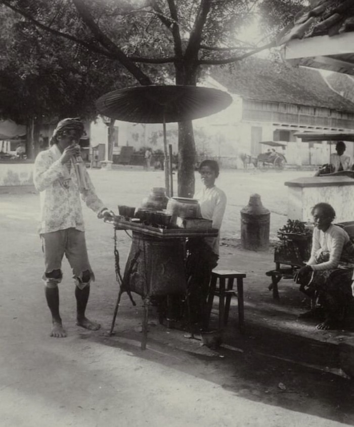 10 Potret Jadul Penjual Daging hingga Rujak Buah di Era 1900-an